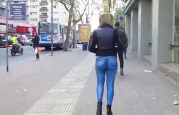 VIDEO O blondina hot a ieșit în bikini pe stradă, însă nimeni nu a observat acest lucru. Iată secretul!