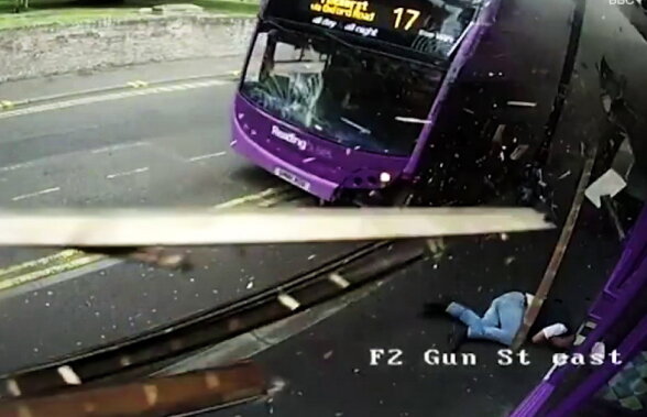 VIDEO Imagini înfiorătoare pe o stradă din Anglia. Acesta este cel mai terifiant accident cu un autobuz filmat vreodată!