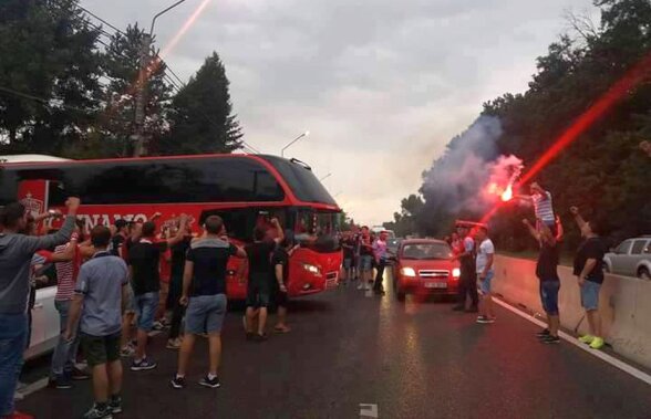 VIDEO Atmosferă superbă creată de suporterii dinamoviști înainte de meciul cu Juventus » Fanii au mers în spatele autocarului până la Ploiești!