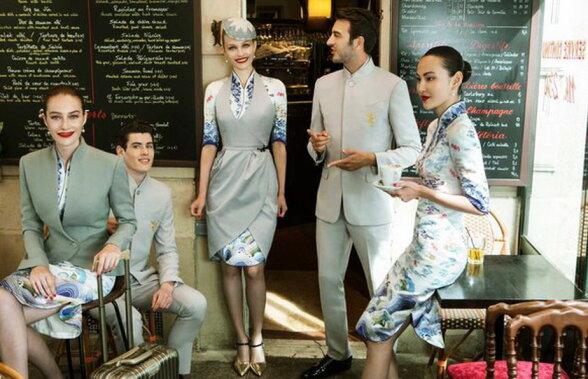 FOTO Ele sunt cele mai frumoase stewardese. Sunt îmbrăcate haute couture!