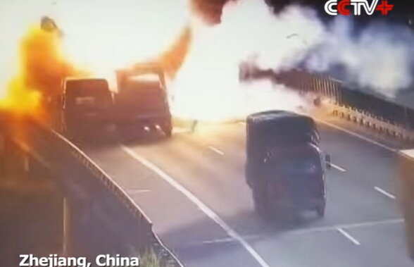 VIDEO Imagini șocante pe o autostradă din China! Ce s-a întâmplat după ce două tiruri s-au lovit