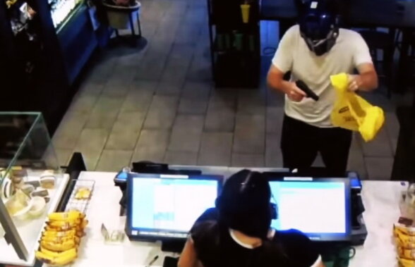 VIDEO Jaf armat la Starbucks. Incredibil ce a făcut casierița!