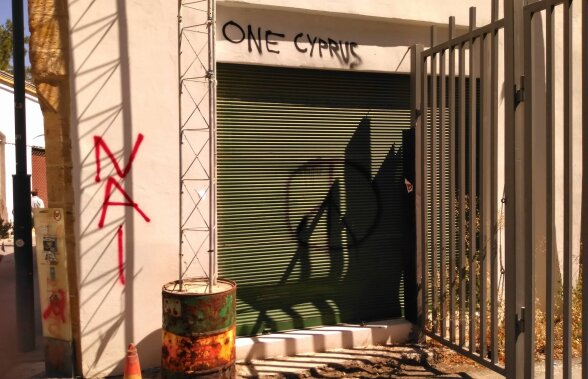 APOEL - VIITORUL // "Nu faceți poze aici!" » Corespondență din Nicosia: FOTO Hagi, fani și adversari pe strada împărțită între greci și turci