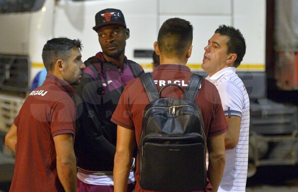 FOTO EXCLUSIV Conversație aprinsă între Contra și jucătorii CFR-ului! Ce au discutat și cum au reacționat fotbaliștii
