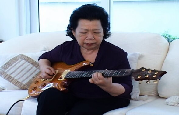 Bunicuţa chitaristă va cânta la un mega-concert la vârsta de 81 de ani