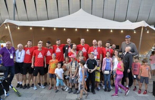 GALERIE FOTO Jucătorii României și Ghiță Mureșan, sesiune de autografe înaintea debutului la EuroBasket