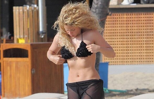 VIDEO Shakira face furori în bazin! Imagini incendiare cu solista îmbrăcată doar cu un bikini minuscul