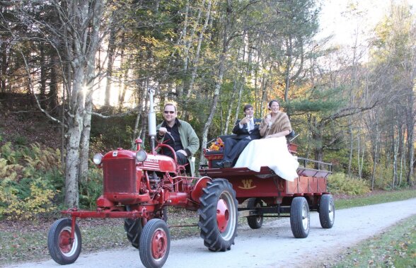 FOTO Moment special în "Liga Tractoriștilor": și-a cerut iubita de soție la un meci de "Județ", de ziua comunei :D 