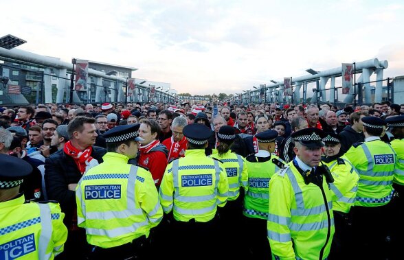VIDEO Arsenal-Koln, AMÂNAT din cauza fanilor » 20.000 de fani ai lui Koln au forțat intrarea pe stadion și au bătut oamenii de ordine
