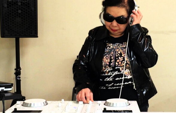 VIDEO Ea este cea mai în vârstă femeie DJ. Nu o să crezi câți ani are și cât de bine mixează!