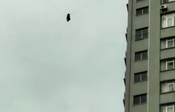 VIDEO A încercat să fugă pe fereastra camerei de la un hotel de 20 de etaje ca să nu plătească