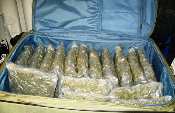 Anunț ciudat al poliției din Florida: Se caută proprietarul unei valize cu marijuana abandonată