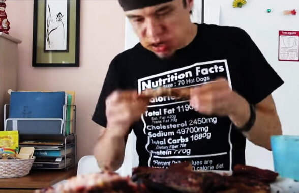 VIDEO De necrezut! A mâncat 100 de coaste de porc într-o oră!
