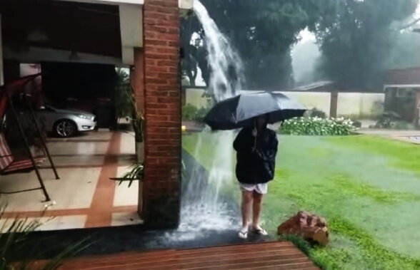 VIDEO Un copil s-a jucat în ploaie, însă ce a urmat este de groază!