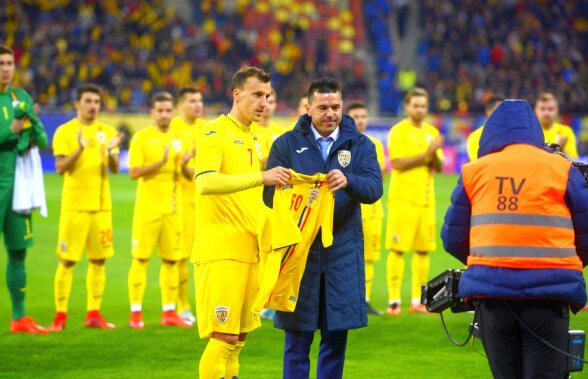 GAFĂ amuzantă înainte de România - Olanda » Contra l-a premiat pe Chiricheș pentru 50 de prezențe la națională! Dar a greșit FLAGRANT