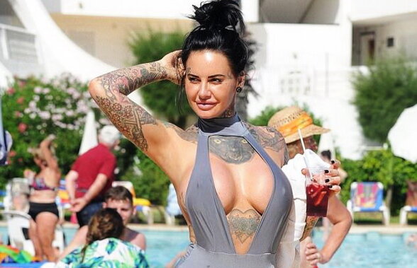 FOTO Așa apariție mai rar! Jemma Lucy este demențială la plajă!