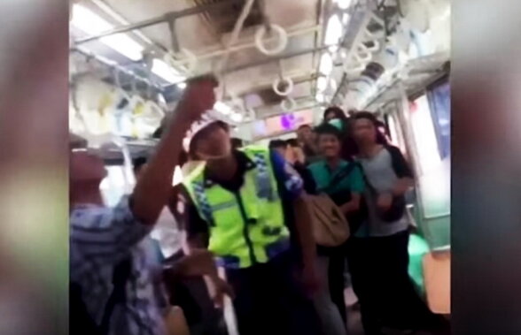 VIDEO Imagini şocante dintr-un vagon, după ce un şarpe a apărut printre călători!