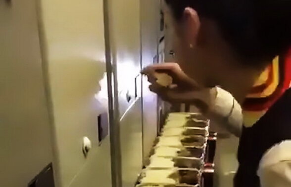 VIDEO O însoţitoare de bord, suspendată după ce s-a aflat ce făcea cu mâncarea pasagerilor
