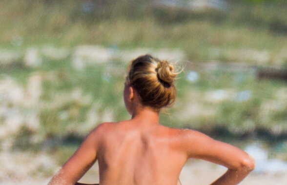 GALERIE FOTO O blondină a făcut senzaţie la plajă! A făcut yoga, apoi a renunţat la sutien