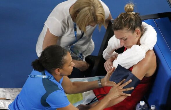SIMONA HALEP - CAROLINE WOZNIACKI // FOTO Probleme pentru Simona Halep în setul doi al finalei cu Wozniacki: fizioterapeutul i-a luat tensiunea