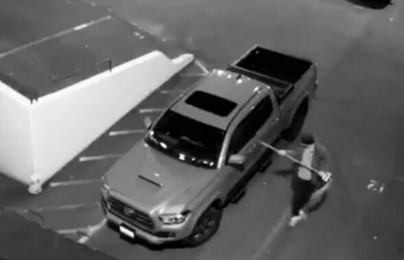 VIDEO Aceasta este cea mai proastă încercare de a vandaliza o mașină. Vei râde fără încetare!