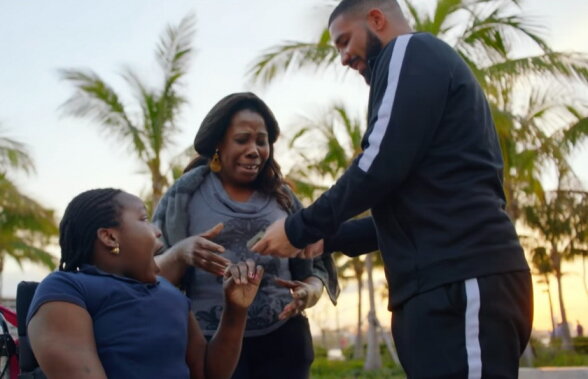 VIDEO Un rapper a împărţit un milion de dolari într-un cartier sărac din Miami
