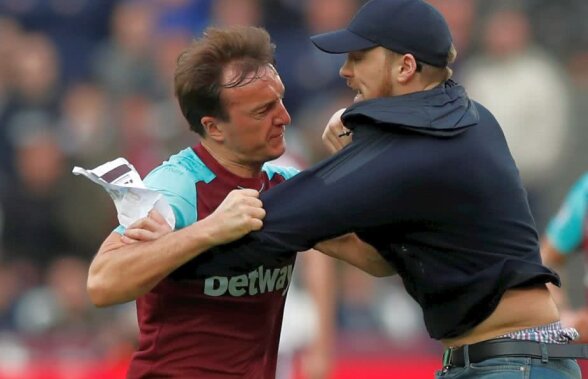 FOTO + VIDEO Scene șocante în Premier League! Fanii au intrat pe teren pentru a se război cu propriii jucători