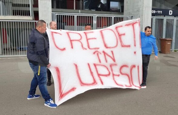 ALEGERILE FRF // VIDEO + FOTO Susținători neașteptați pentru Ionuț Lupescu » Mesajul afișat în fața sediului FRF