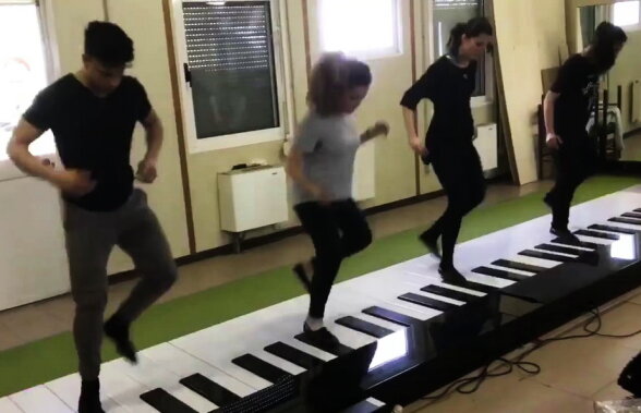 VIDEO Prestaţie incredibilă la un pian gigantic, cu picioarele