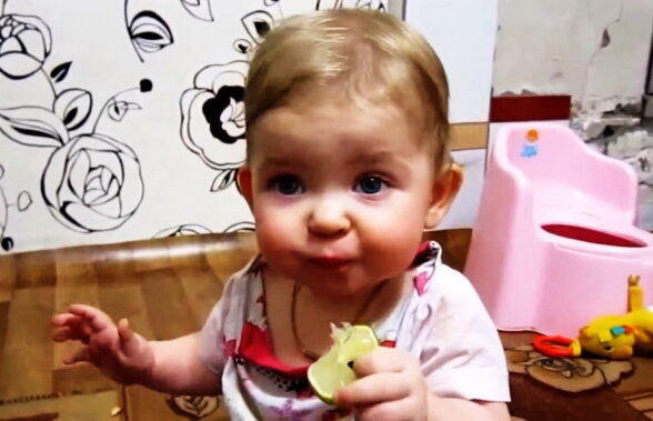 VIDEO Reacţiile bebeluşilor când gustă lămâia sunt fabuloase. Vei râde cu lacrimi!