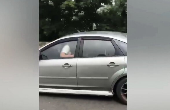 VIDEO Un cuplu a fost prins în timp ce făcea sex în maşina aflată în mers! Imagini ireale