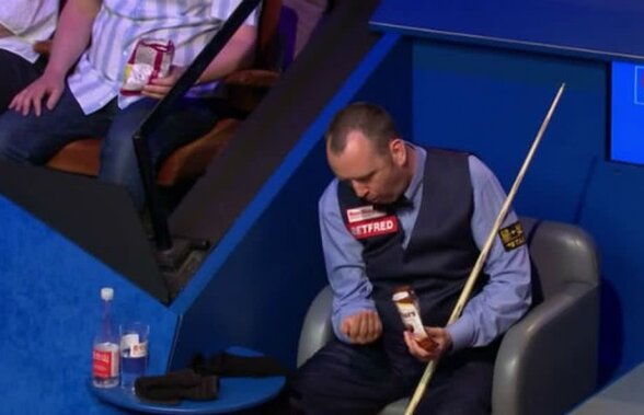 John Higgins - Mark Williams, finala de la CM de snooker: două sesiuni electrizante și un scor surprinzător + imagine fabuloasă: Williams a lăsat mască un fan din tribune: "Dă-mi și mie"