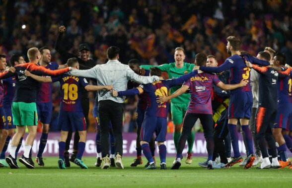 BARCELONA - REAL MADRID 2-2 // VIDEO + FOTO Fiesta pe teren la finalul meciului » Imagini senzaționale cu fotbaliștii catalani dansând și cântând alături de fani