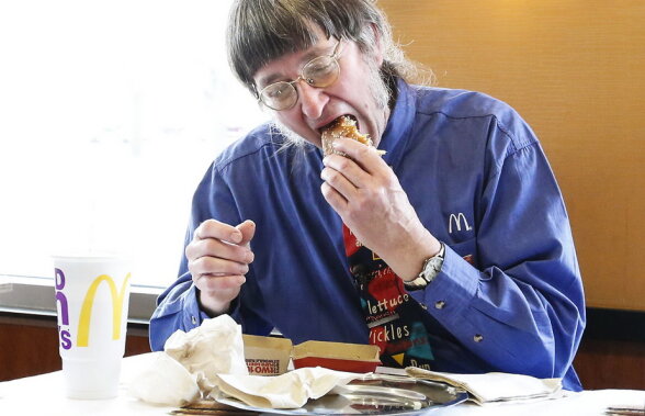 El este bărbatul care a mâncat 30.000 de hamburgeri până acum și este sănătos tun!