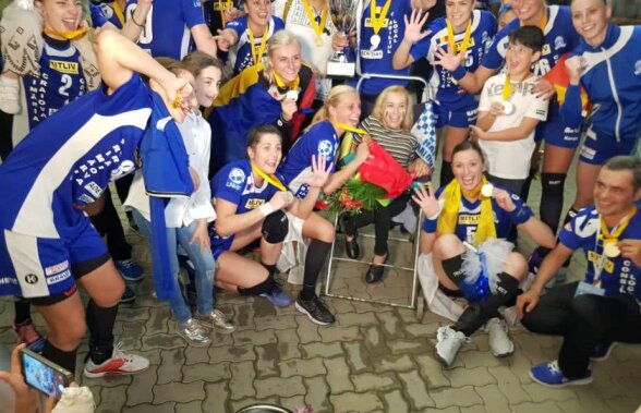 FOTO Exemplu de profesionalism! Campioanele EHF de la Craiova au continuat petrecerea după meci și au dat sute de autografe! În miez de noapte s-au retras pentru a pregăti meciul din campionat