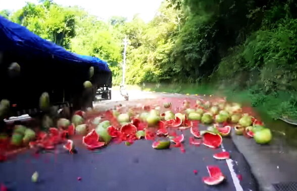 VIDEO Incredibil! A fost la un pas de accident din cauza unor pepeni căzuți pe asfalt