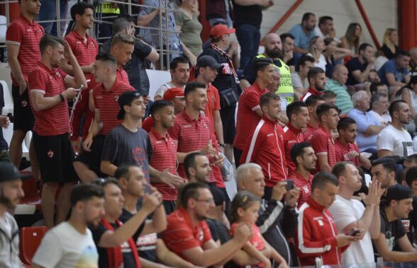 VIDEO+FOTO Titularii lui Bratu i-au făcut galerie echipei de handbal la derby-ul cu Steaua, cu mai puțin de 3 ore înaintea jocului cu Voluntari