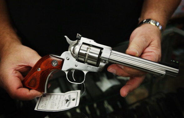 Un american a fost grav rănit de revolverul pe care l-a ascuns în cuptor
