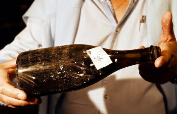 Nebunie în Franţa. O sticlă de vin a fost vândută cu prețul de 107.700 de euro!