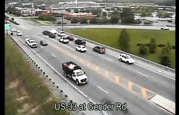 VIDEO Imagini nebune! A circulat cu maşina numai cu spatele, chiar şi pe autostradă