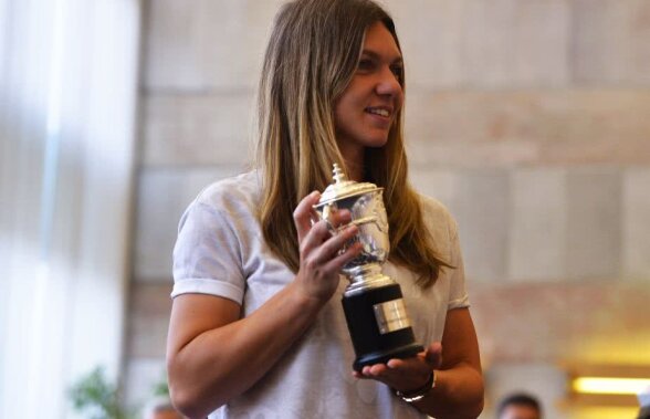 "A intrat la apă!" :) De ce a venit Simona Halep cu o cupă în miniatură de la Roland Garros