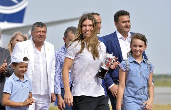 VIDEO+FOTO Simona Halep a ajuns la București cu mini-trofeul Roland Garros » Primele declarații pe aeroport, în fața a peste 100 de ziariști: "E și trofeul României"