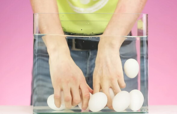 VIDEO Tu ştiai că poţi face aşa ceva cu ouă? Iată 10 trucuri care te vor uimi
