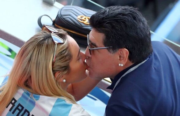 GALERIE FOTO Maradona nu s-a plictisit deloc înainte de Franța - Argentina: și-a sărutat cu foc iubita și a făcut o baie de mulțime