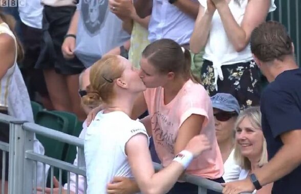 WIMBLEDON 2018. FOTO Jucătoarea care a eliminat-o pe Muguruza a sărbătorit victoriile sărutându-și iubita pe teren