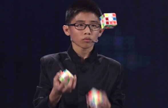VIDEO Un copil de 13 ani uimește întreaga lume. A rezolvat trei cuburi Rubik fără să le țină în mână