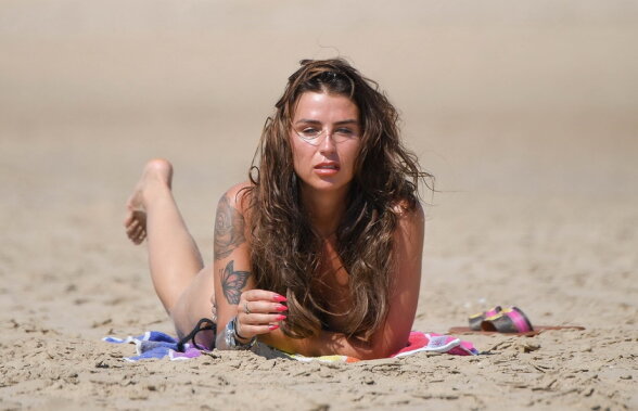 GALERIE FOTO Mai provocatoare ca niciodată! Topless cu Jenny Thompson pe plaja din Mallorca