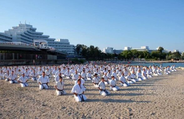 FOTO Karate Kyokushin pe plajă » Peste 200 de sportivi se pregătesc în staţiunea Venus, oferind imagini spectaculoase în timpul antrenamentelor