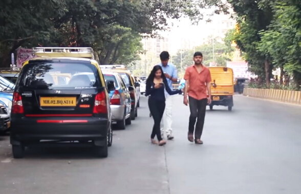 VIDEO O tânără a luat de mână bărbați de pe stradă » Reacțiile lor au fost de milioane!