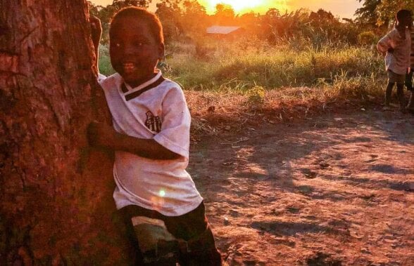 FOTO Imaginea unui copil african ce purta tricoul lui Santos a impresionat o lume întreagă » Gest superb al clubului brazilian